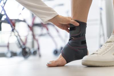 Customizable vs. Standard Velcro Compression Wraps: Which Is Right for Your Patient?